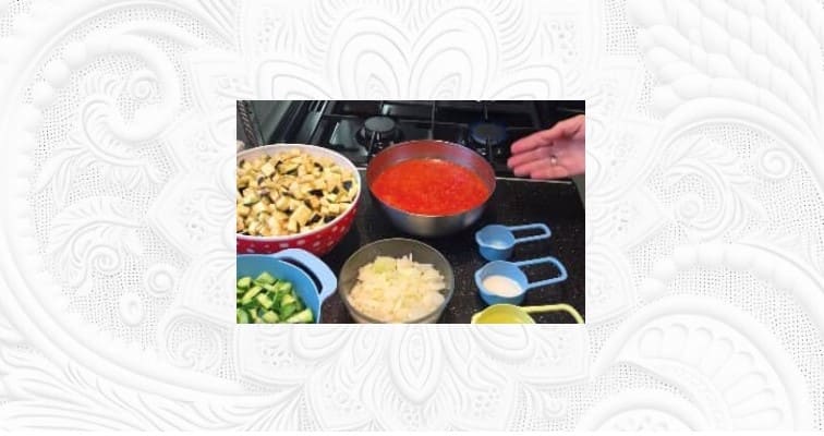Приготовление салата из баклажанов с помидорами, перцем и огурцами на зиму: шаг 2