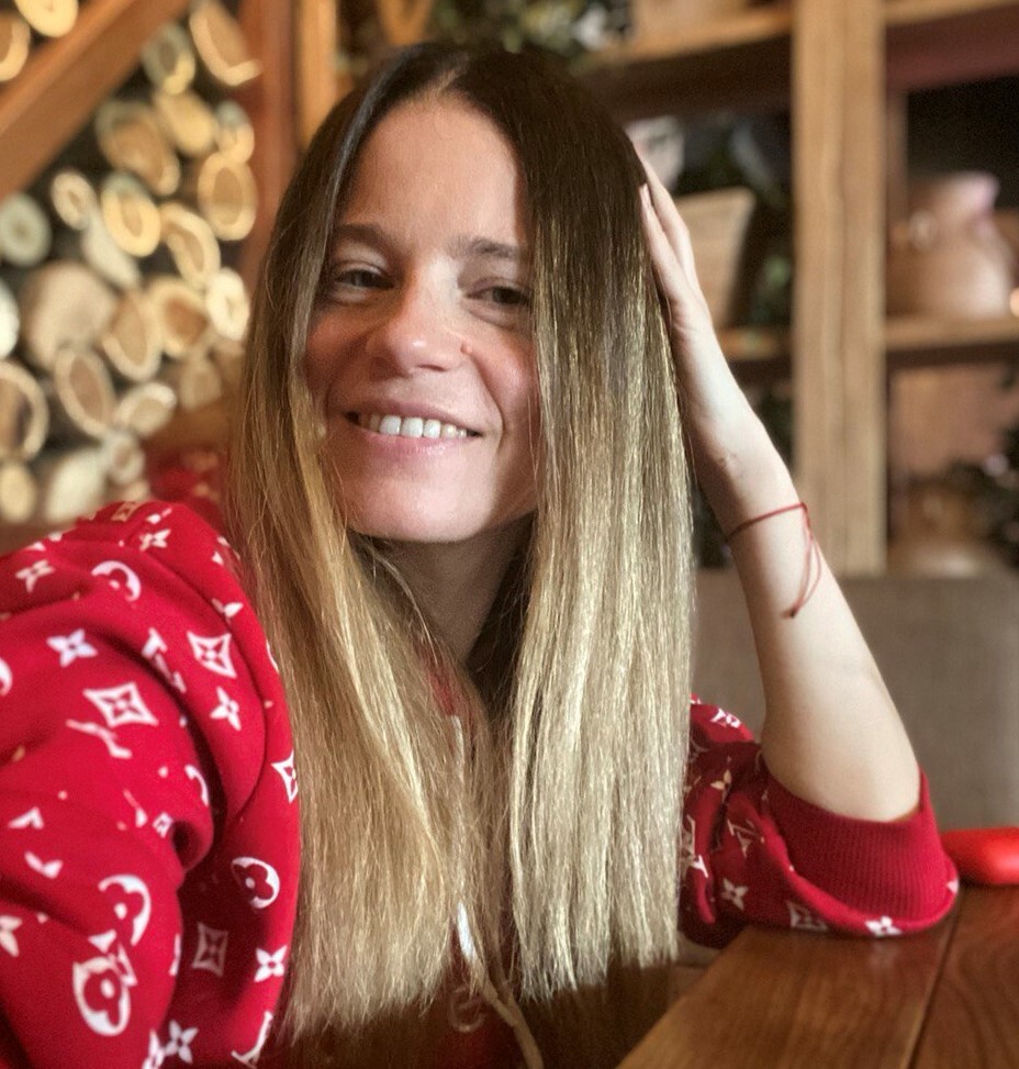 Женщина в красной пижаме с длинными волосами. Наталья Соколикова