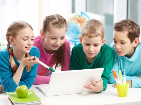 фото парня и девушки на романтическом свидании в публичном месте