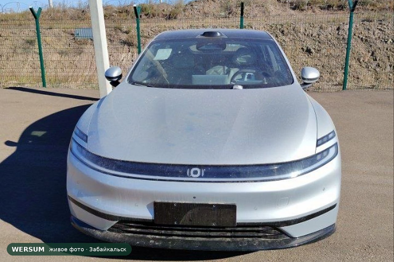 Changan Qiyuan, спереди: светящаяся полоса и логотип