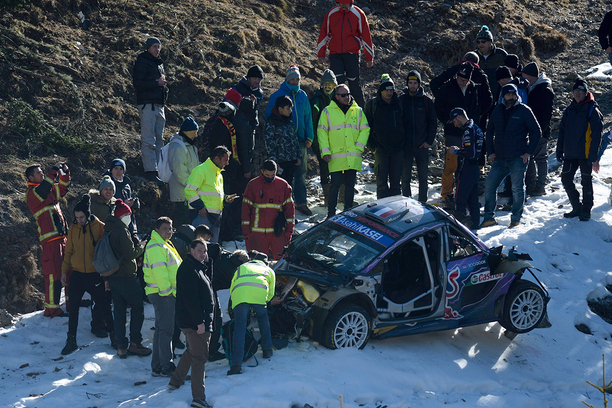 После аварии: Ford Puma Rally1 Адриена Фурмо и Александра Кориа, ралли Монте-Карло 2022