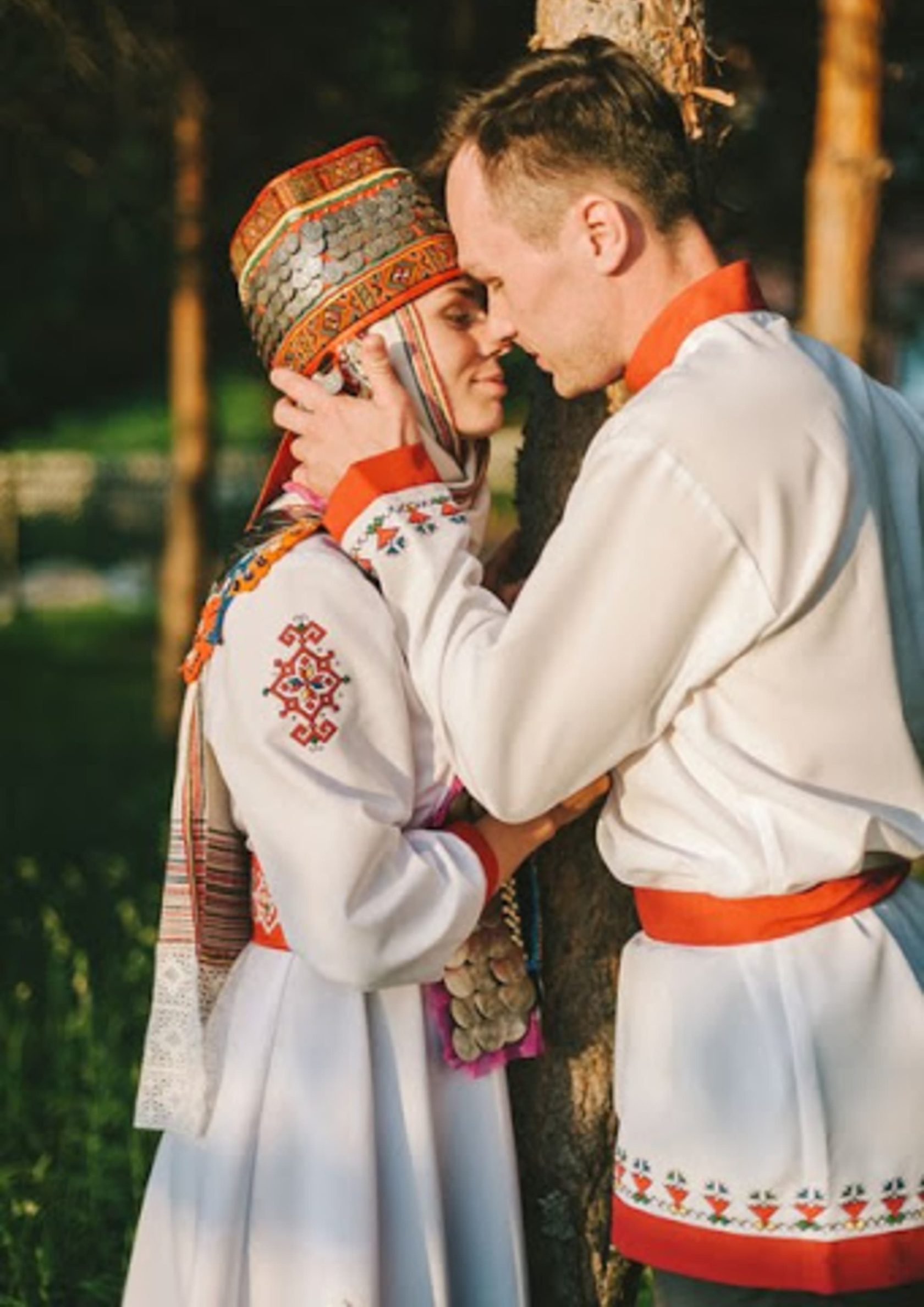 Свадебный народный костюм. Чуваши национальный костюм пара. Чувашский свадебный наряд. Чувашский национальный свадебный костюм.