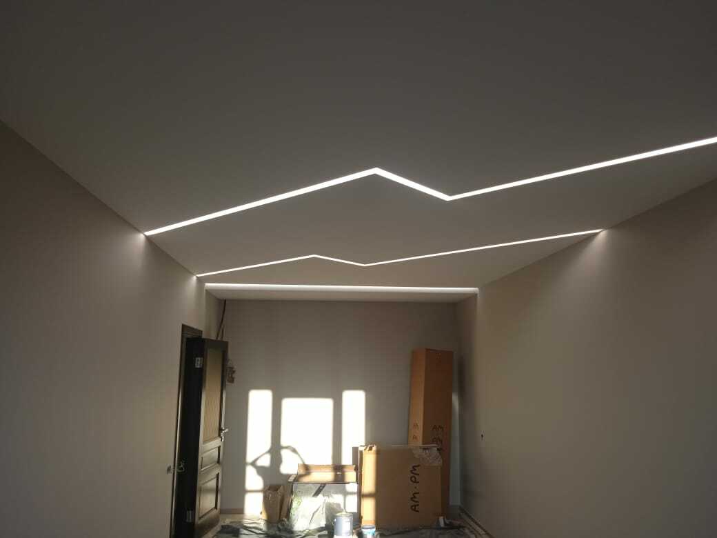 Натяжной потолок в прихожей. Что выбрать– ткань или ПВХ