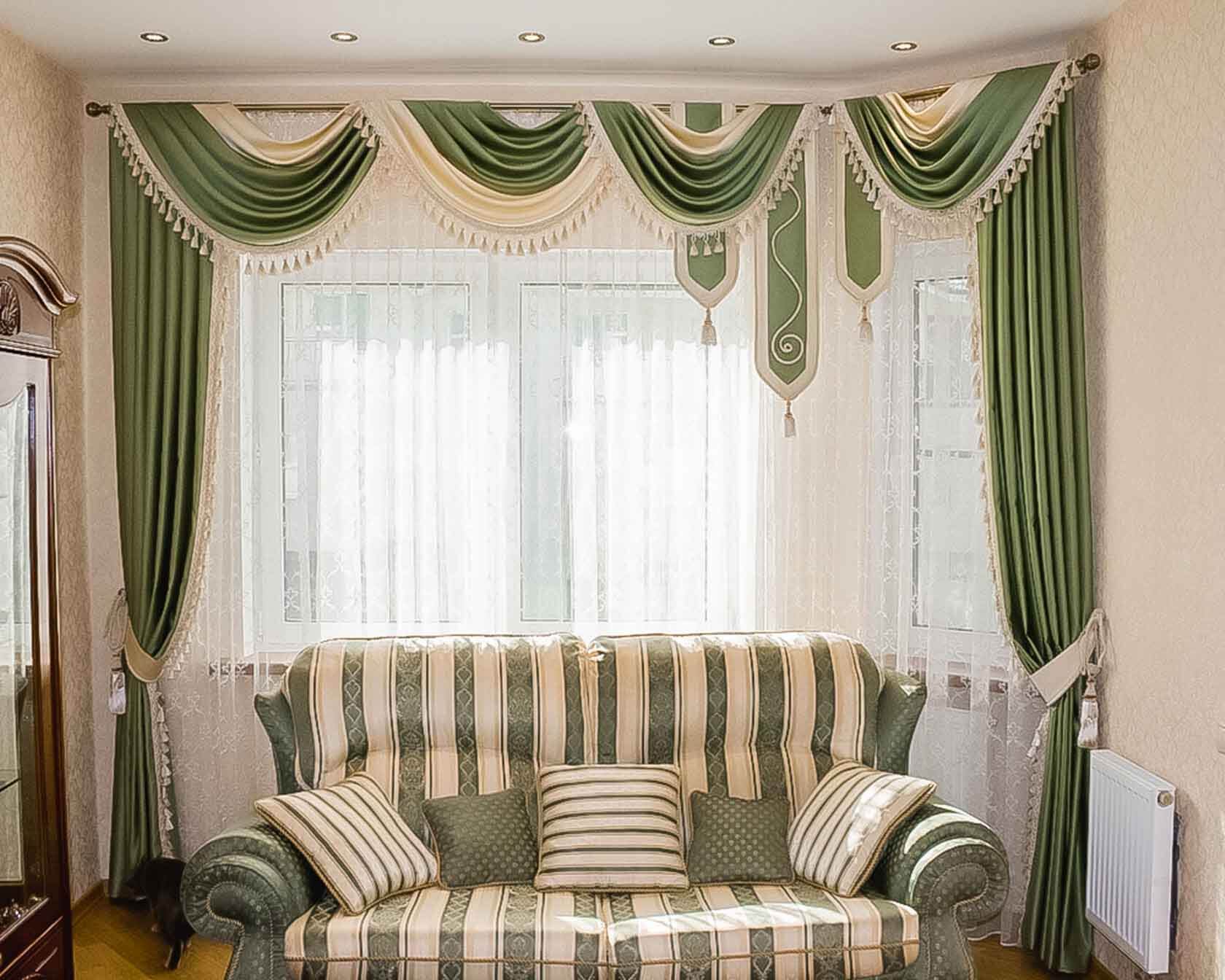 Зеленые шторы классика с ламбрекеном в гостиную