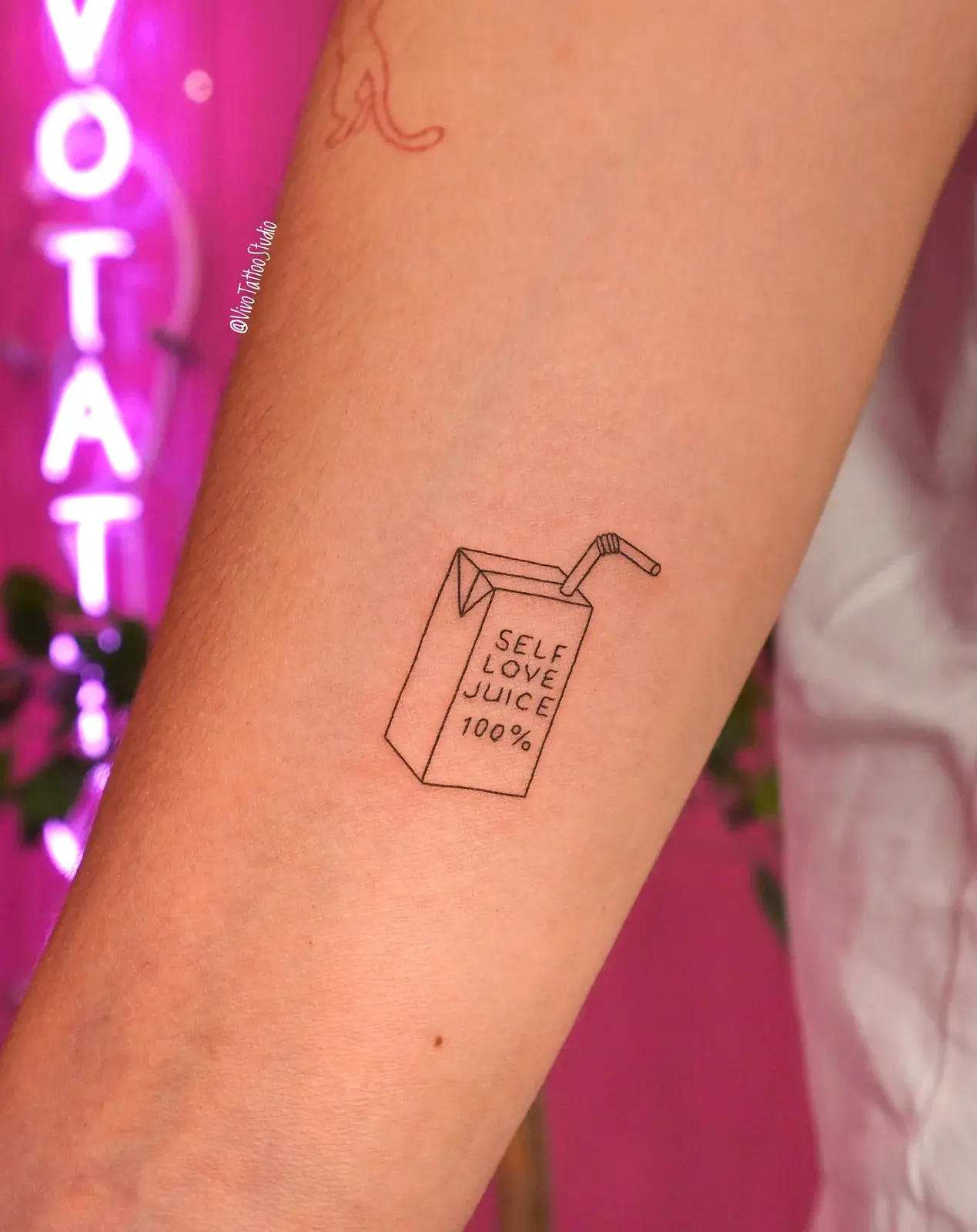 Пакет сока Self Love Juice — мини-тату на руке