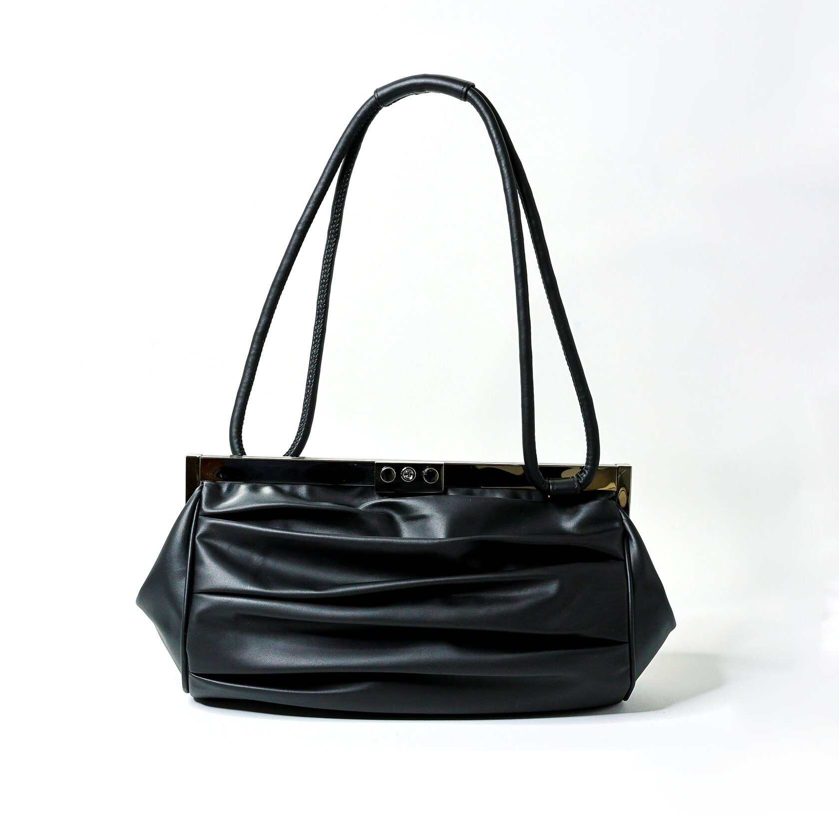 дизайнерская сумка вытянутой формы из мягкой овечьей кожи на фермуаре черного цвета ручной работы