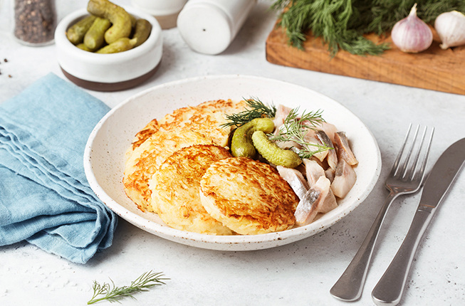 Драники с селедкой и корнишонами