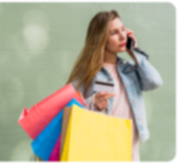 Девушка совершающая покупки