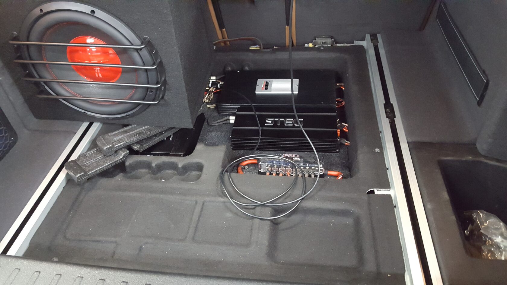 установка сабвуфера бмв икс 4