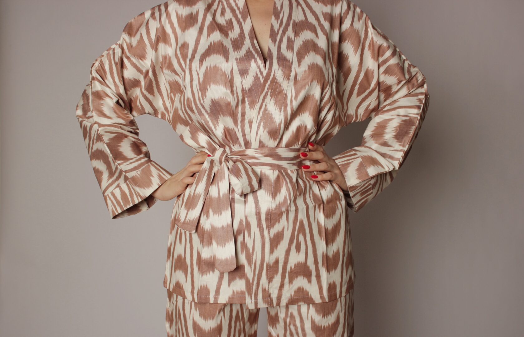 Халат, кимоно, костюм женский. Купить в магазине navigatore. На сайте, озон (ozon), маркете. В москве, спб, по всей россии. Красивый, модный, пляжный, удобный, домашний (home), турецкий, узбесккий, премиум, натуральный, восточный, бежевый.