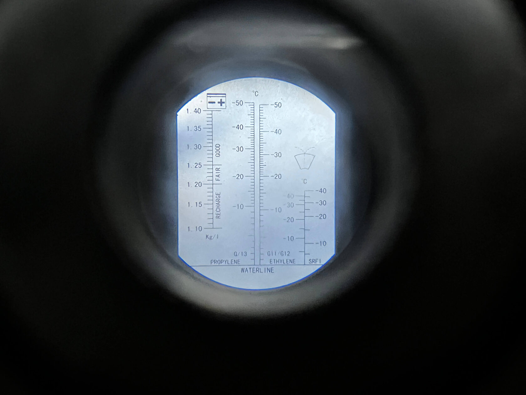 Перед началом работ проверяем рефрактометром состояние антифриза