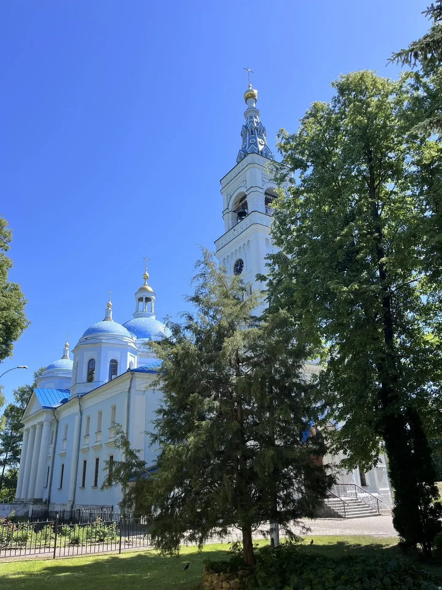 фотография главного храма Спасо-Влахернского монастыря в Деденево Московской области. Белые стены вечают голубые купола