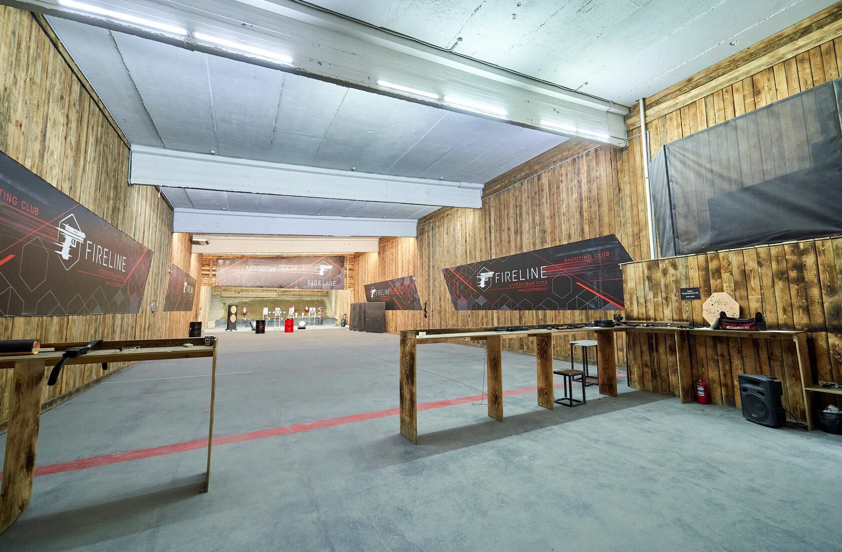Стрелковый клуб 1 санкт-петербург. Интерьер стрелкового тира. Пневматический тир raguns. Пневматический тир. Стрелковый тир в санкт-петербурге.
