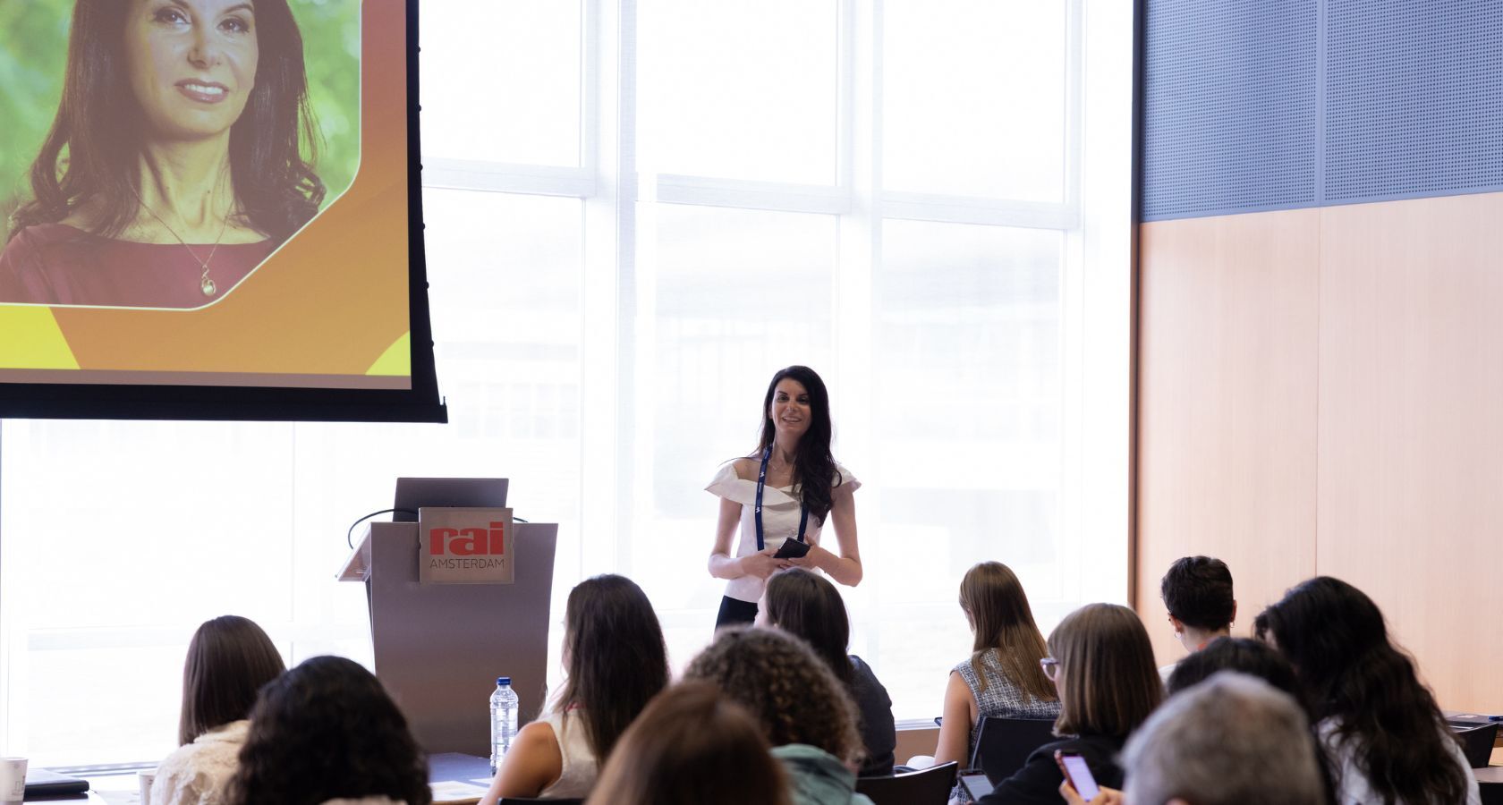 Христина Стоянова вдъхновява от сцената на European Women in Technology в Амстердам