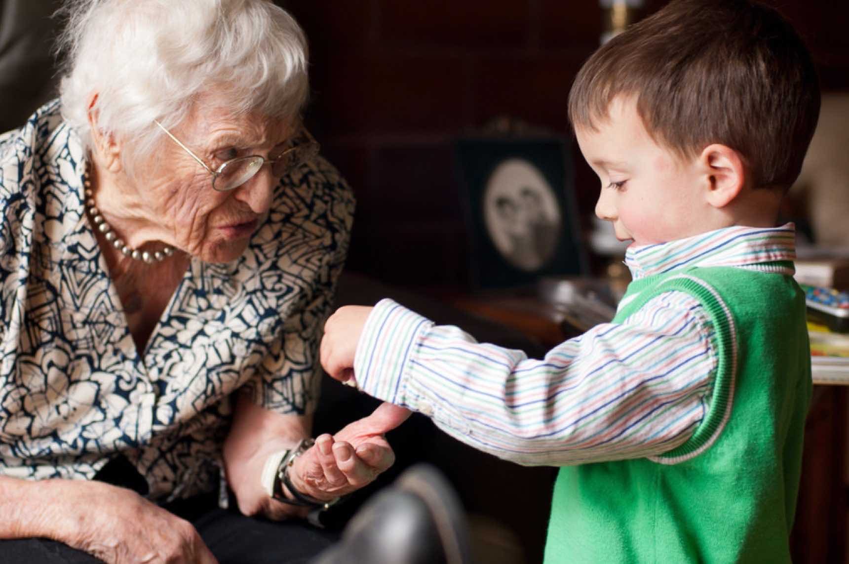 Давайте поможем бабушке. Пожилые и дети. Бабушка и внук. Пенсионеры и дети. Пожилые люди и дети.