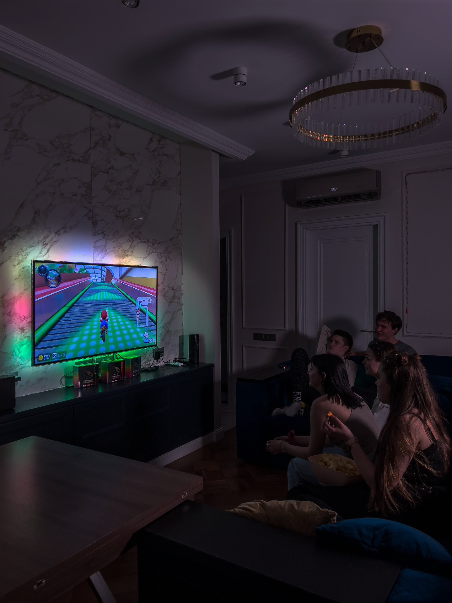Игра на телевизоре с подсветкой Hameneon Sync TV в тёмной комнате