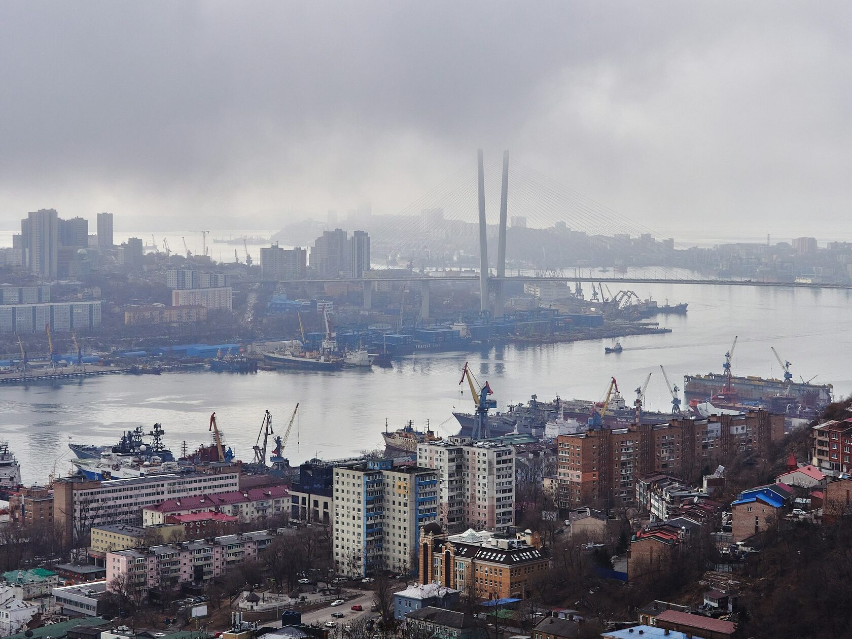 Импорт из Китая — контейнеры в порту Владивостока на Дальнем Востоке