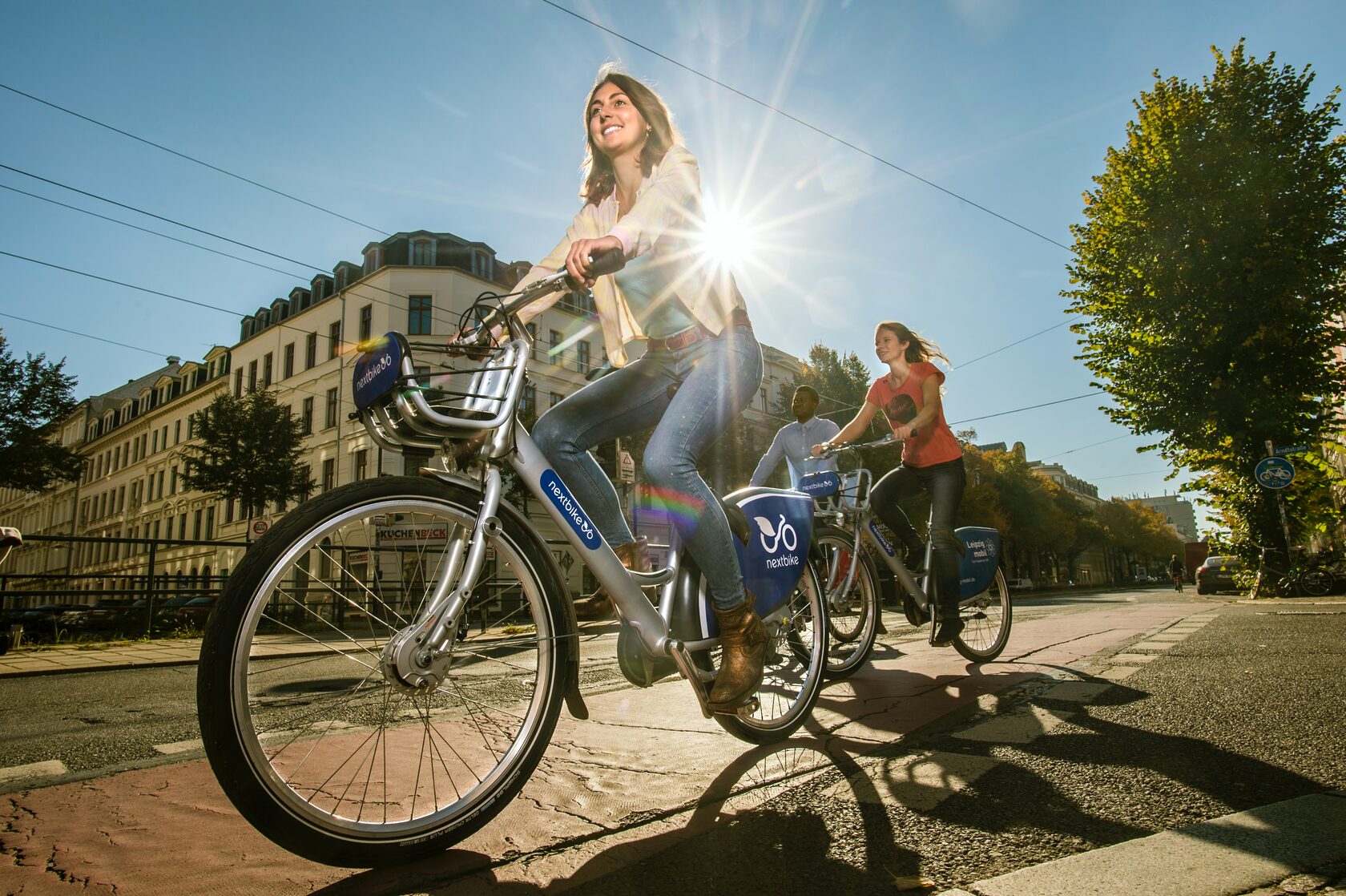 Bike around. Женщина на велосипеде. Едет на велосипеде. Девушка едет на велосипеде. Стили езды на велосипеде.