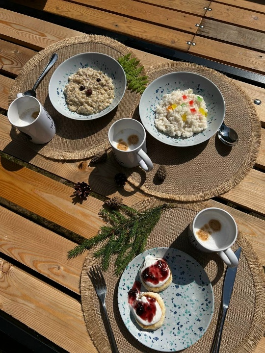 Уютный завтрак на террасе домика в глэмпинге Тишина: овсянка, рисовая каша, сырники с вареньем и горячие напитки — дополнительная услуга доставки питания на базе отдыха в сосновом лесу Пермского края