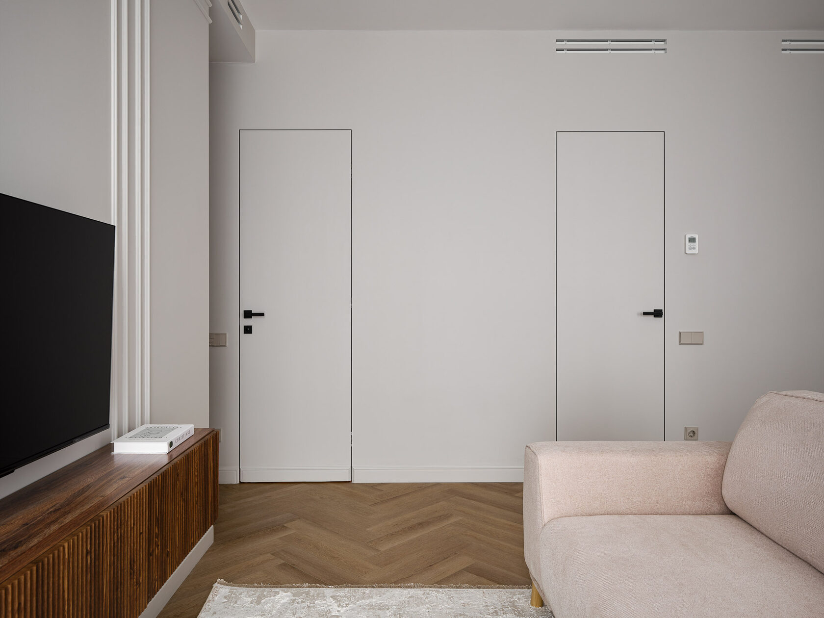 элемент интерьера двери невидимки 