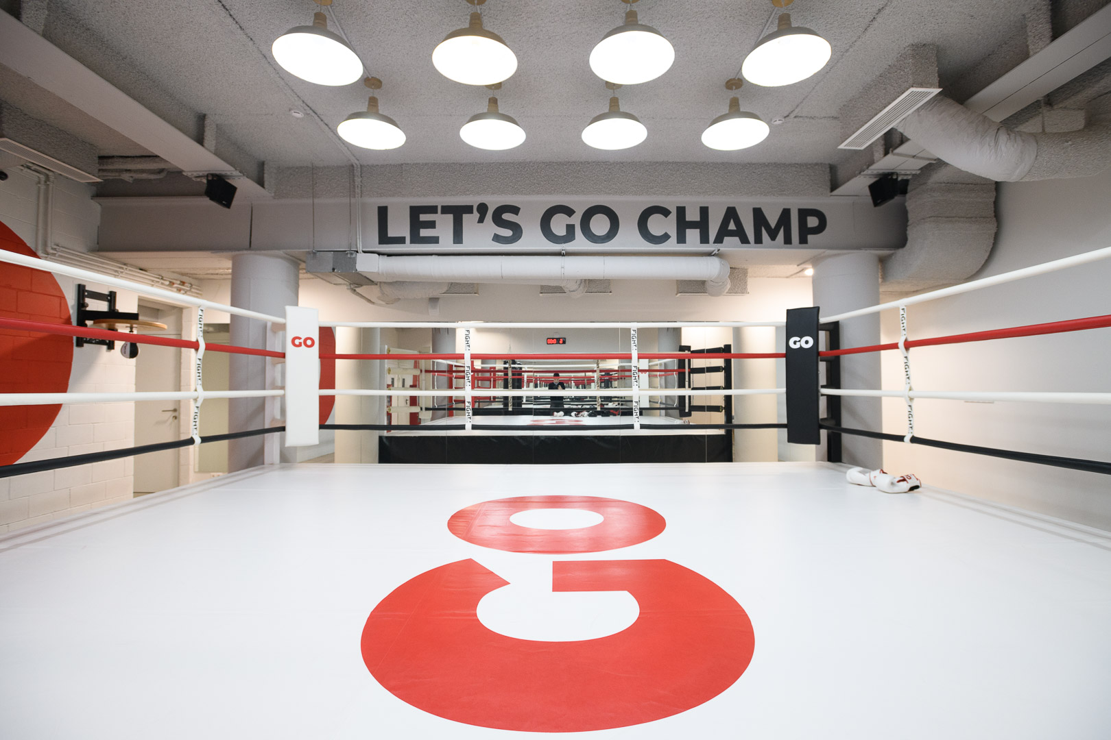 Go boxing. Студия фитнес-боксинга GOBOXING. Интерьер студия бокса. Студия бокса в Москве. Студия бокса в Москве модные места.