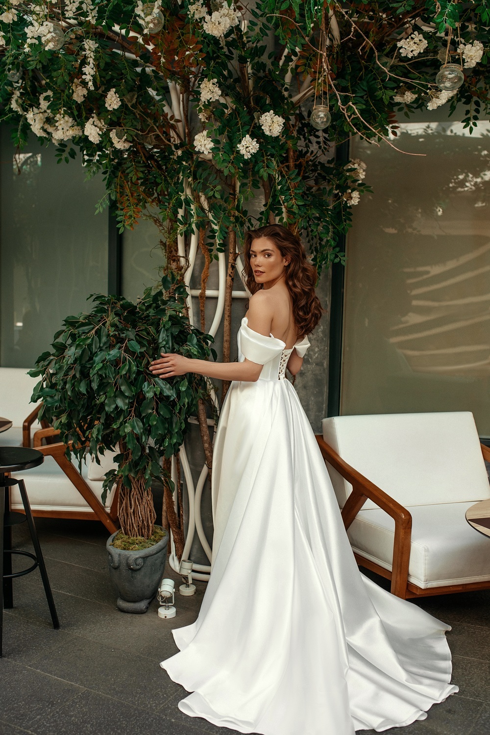 Свадебное платье со шлейфом в стиле минимализм