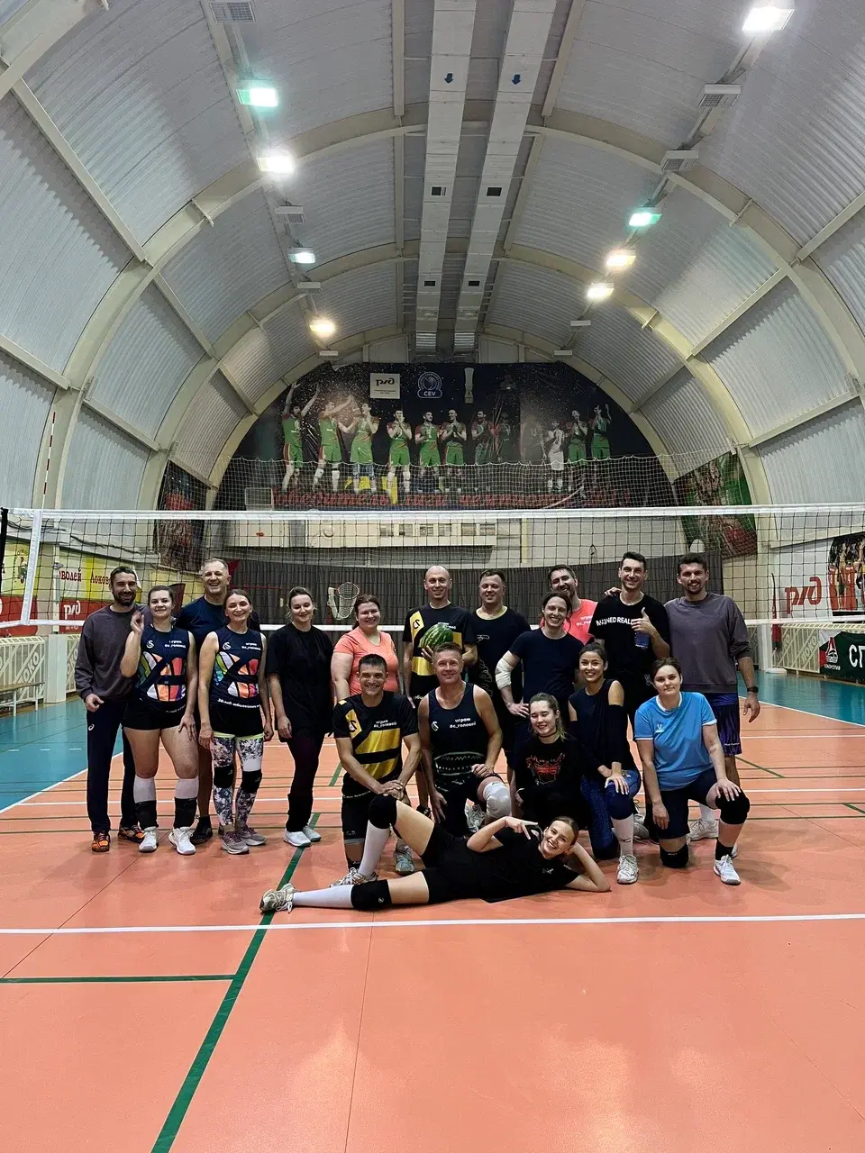 игроки по классическому волейболу, тренировка.