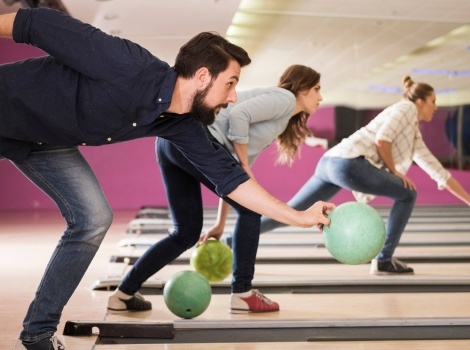 фото парня и девушки на романтическом свидании в публичном месте