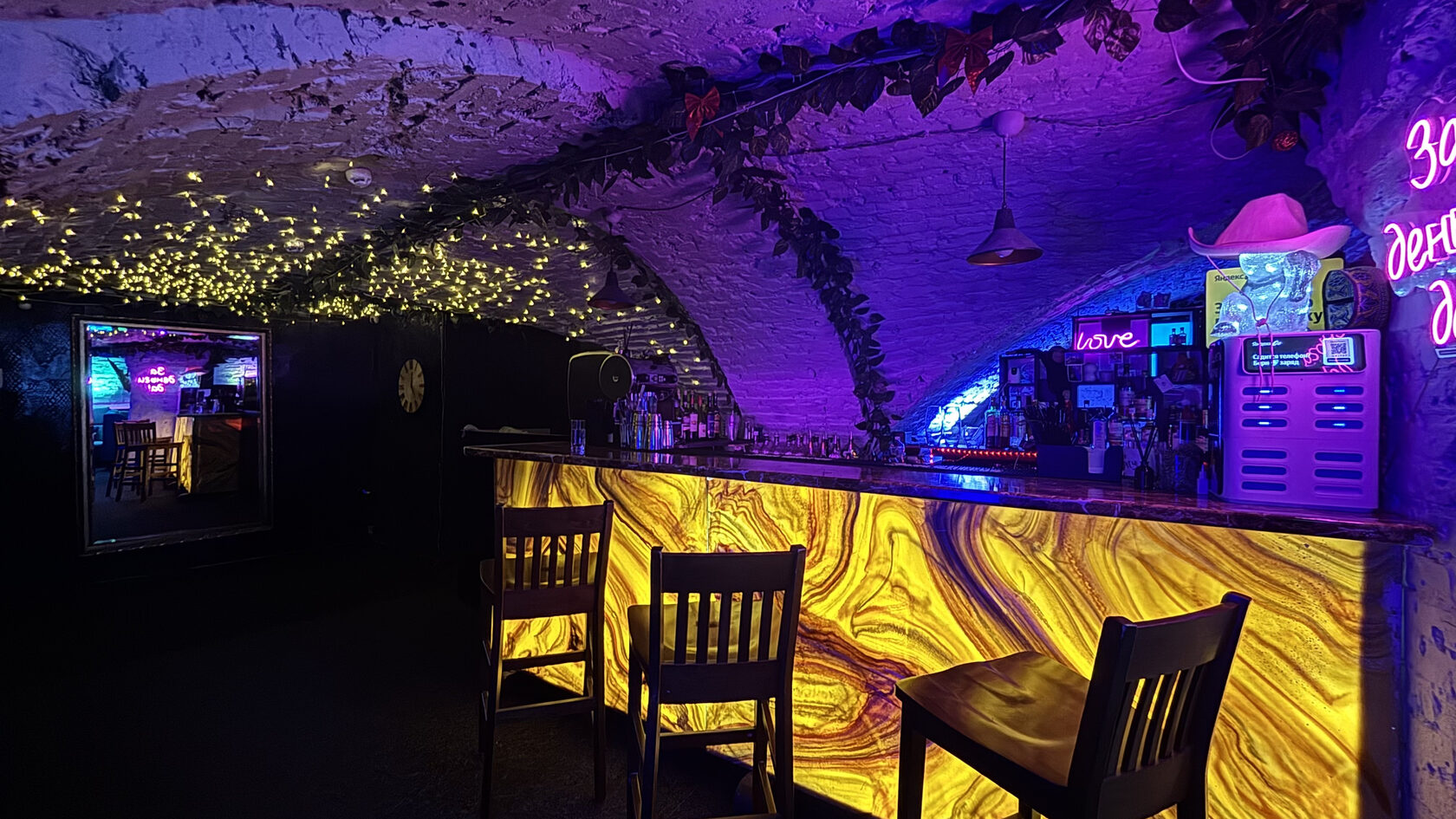 Интерьер караоке-бара Белая стрекоза