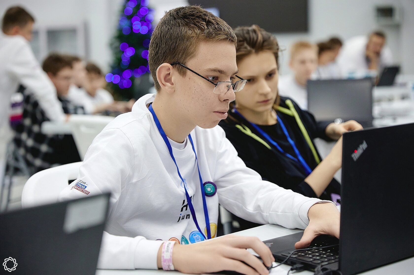 Участники НТО Junior решают задания за компьютером