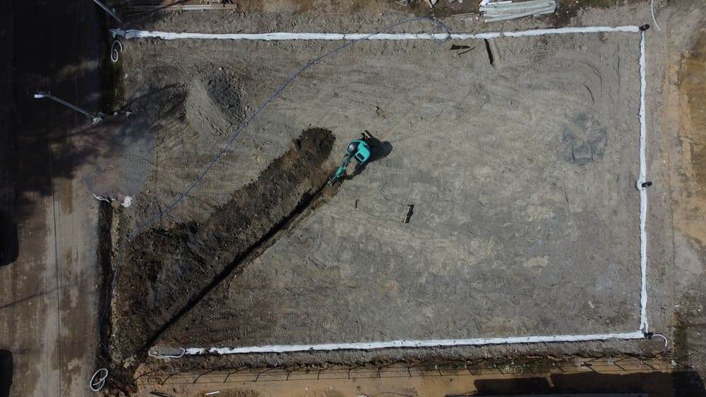 Завернутый в геотекстиль дренаж, уложенный под ключ для осушения участка по спб и ло