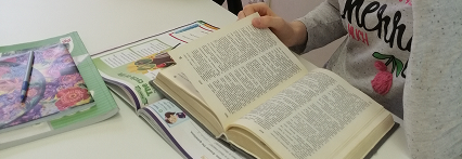 Школьники изучают русский язык и грамматику