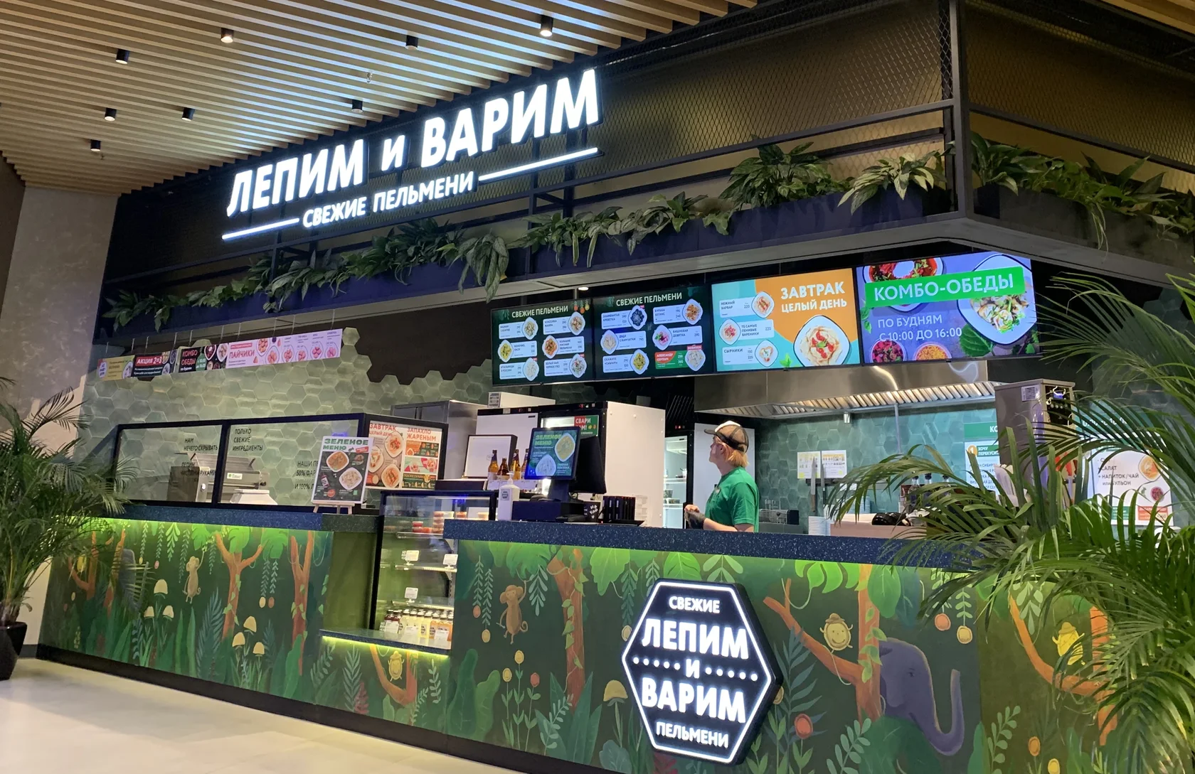 Менюборды над стойкой ресторана «Лепим и Варим» в ТРЦ «Европейский»