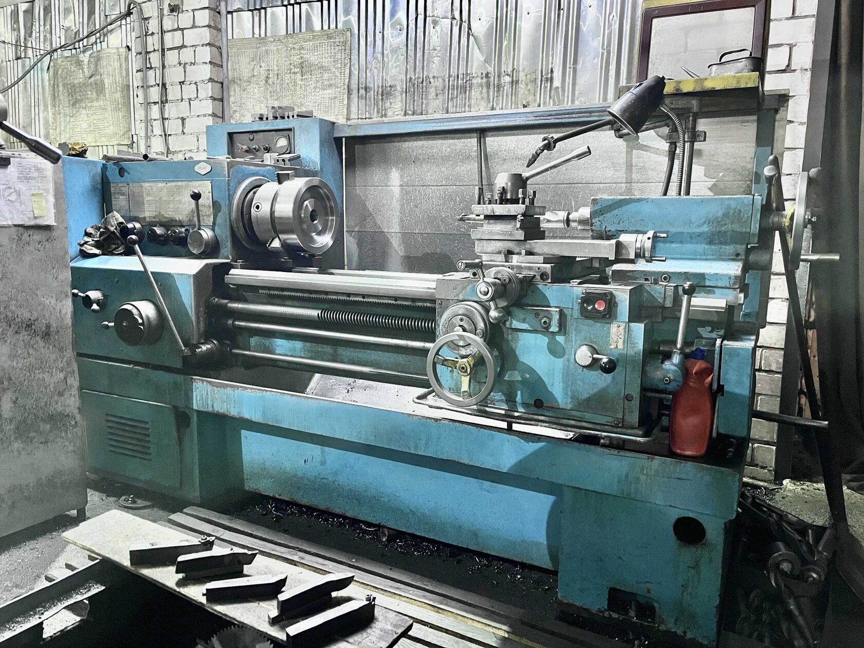 Torno mecânico industrial em oficina de usinagem