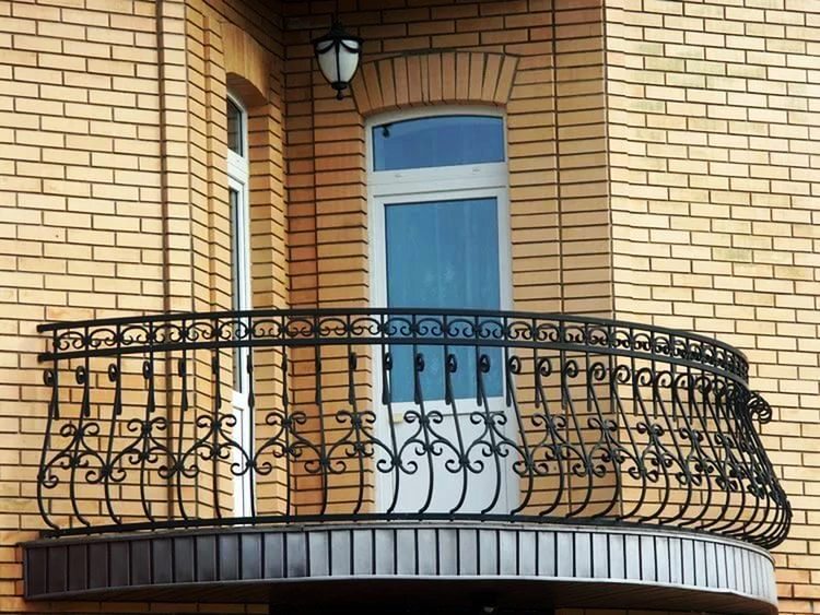Радиусный кованый балкон