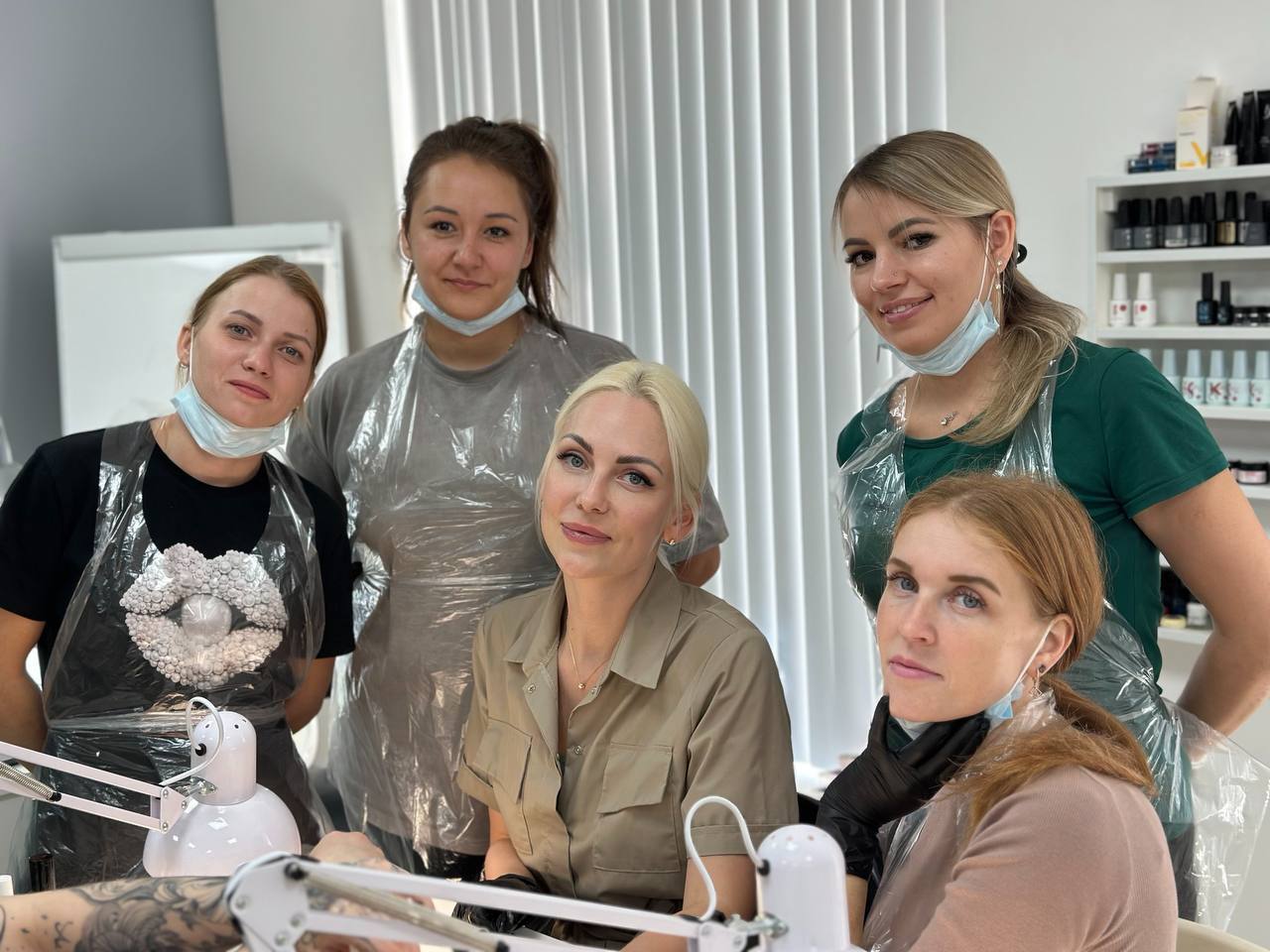 Александра Носова с ученицами во время практического обучения