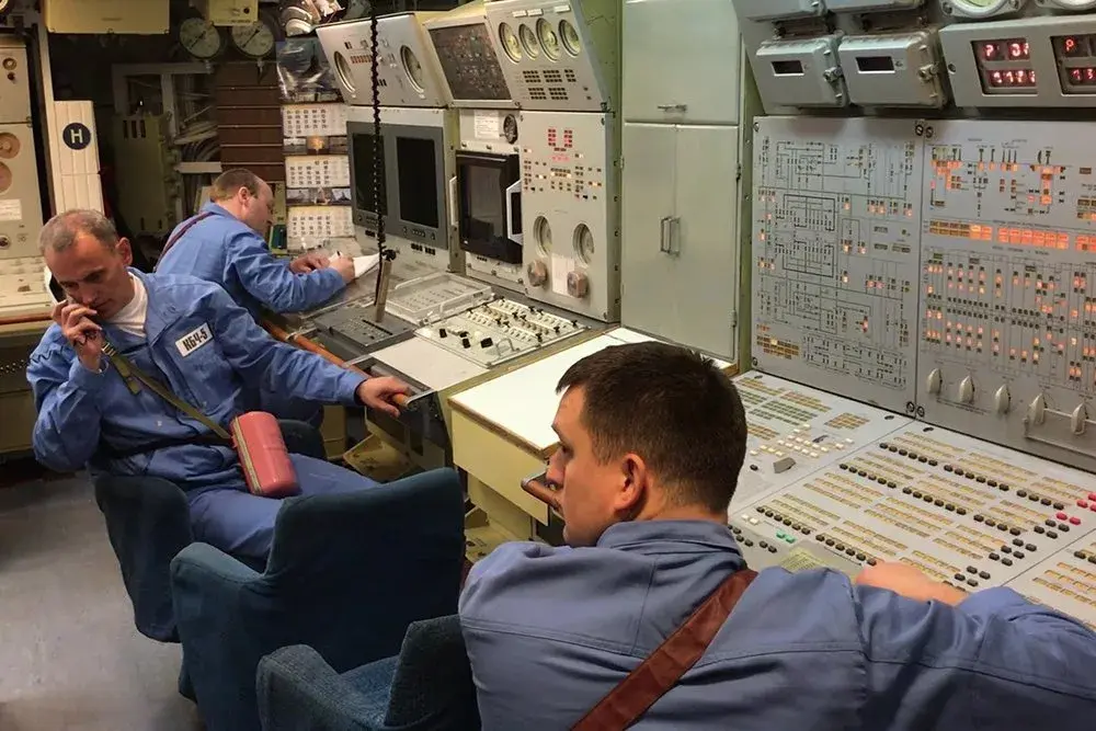 Пульт управления ядерным реактором на подводной лодке ВМФ России, работа инженера БЧ-5.