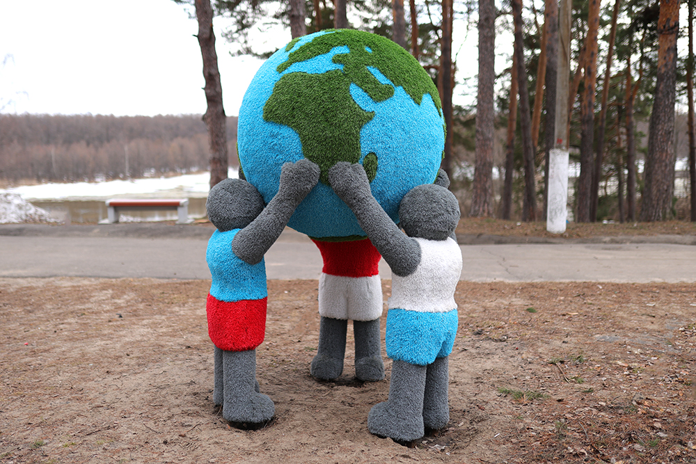 Топиари Дети держат земной шар