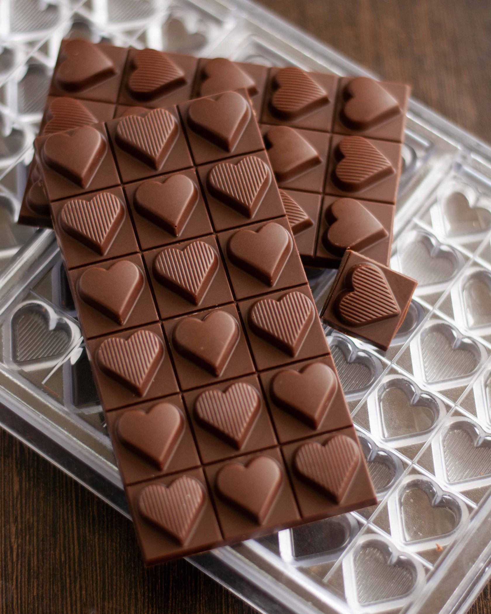 Какой шоколад более качественный. Шоколад. Разновидности шоколада. Качественный шоколад. Шоколад на керобе.