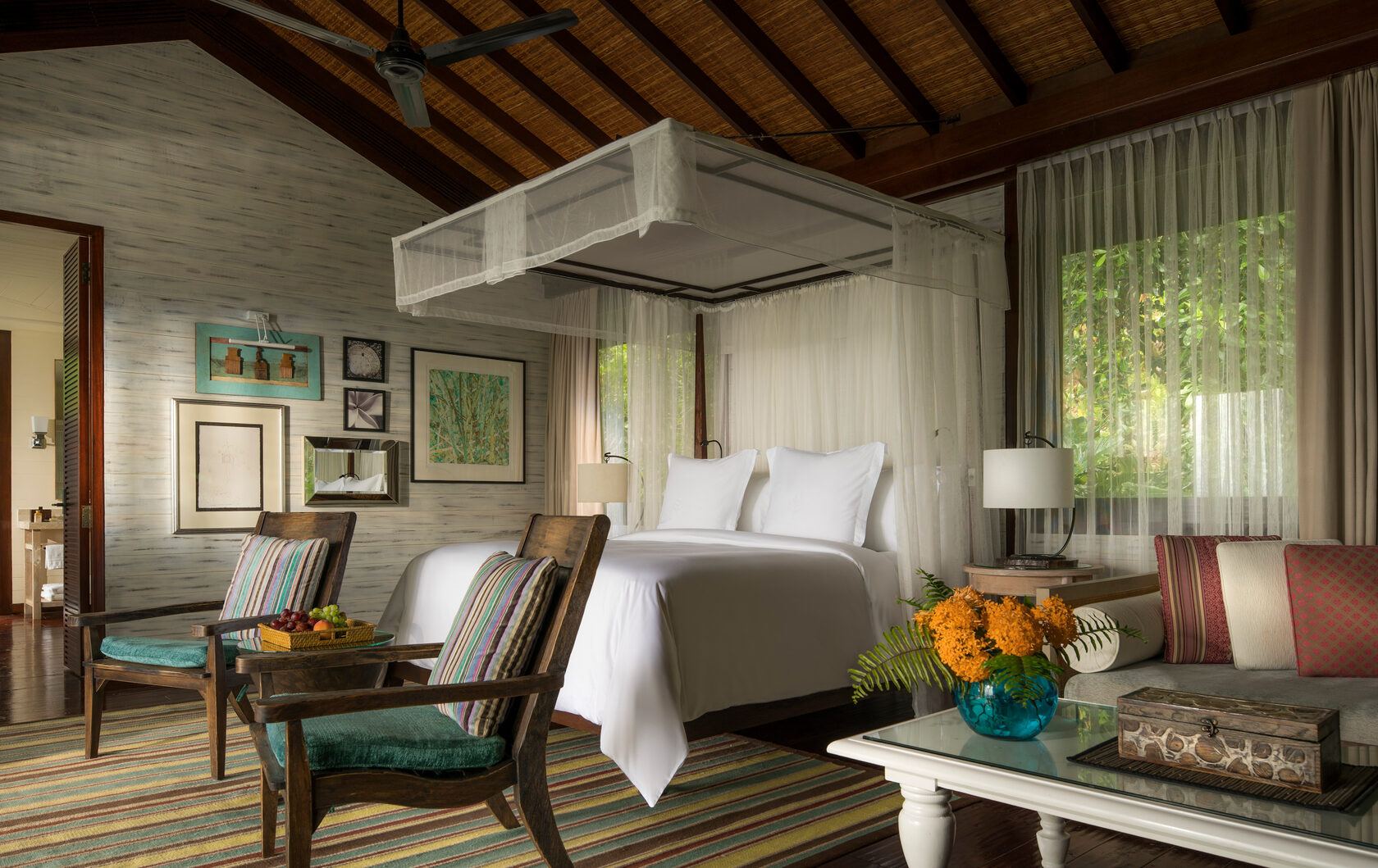 Гостиная Two-Bedroom Ocean-View Suite