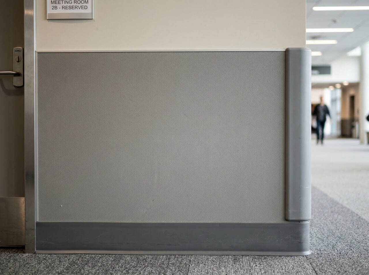 Износостойкая антивандальная отделка стен в коммерческом помещении крупным планом