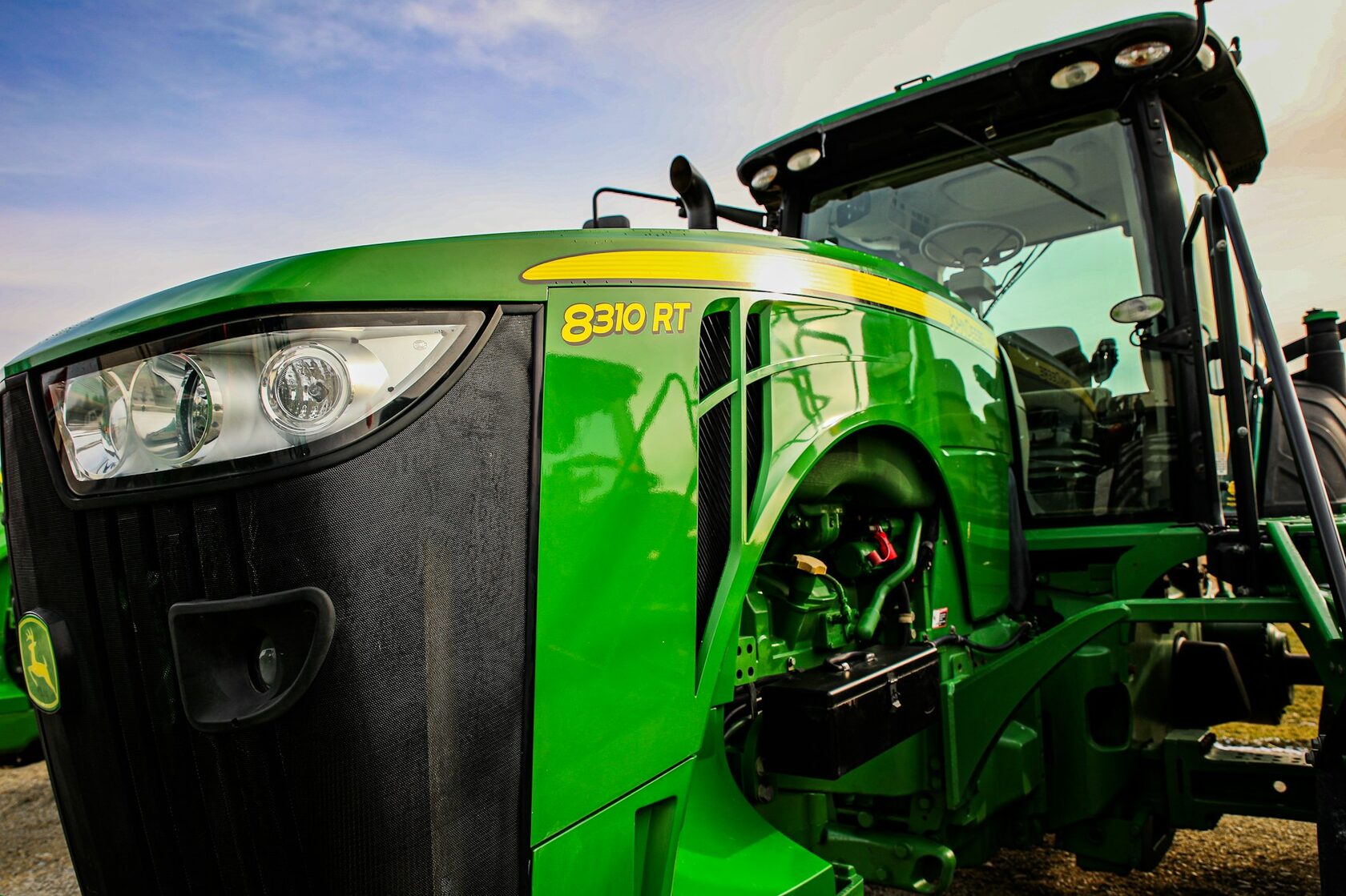 Трактор John Deere 8R в поле