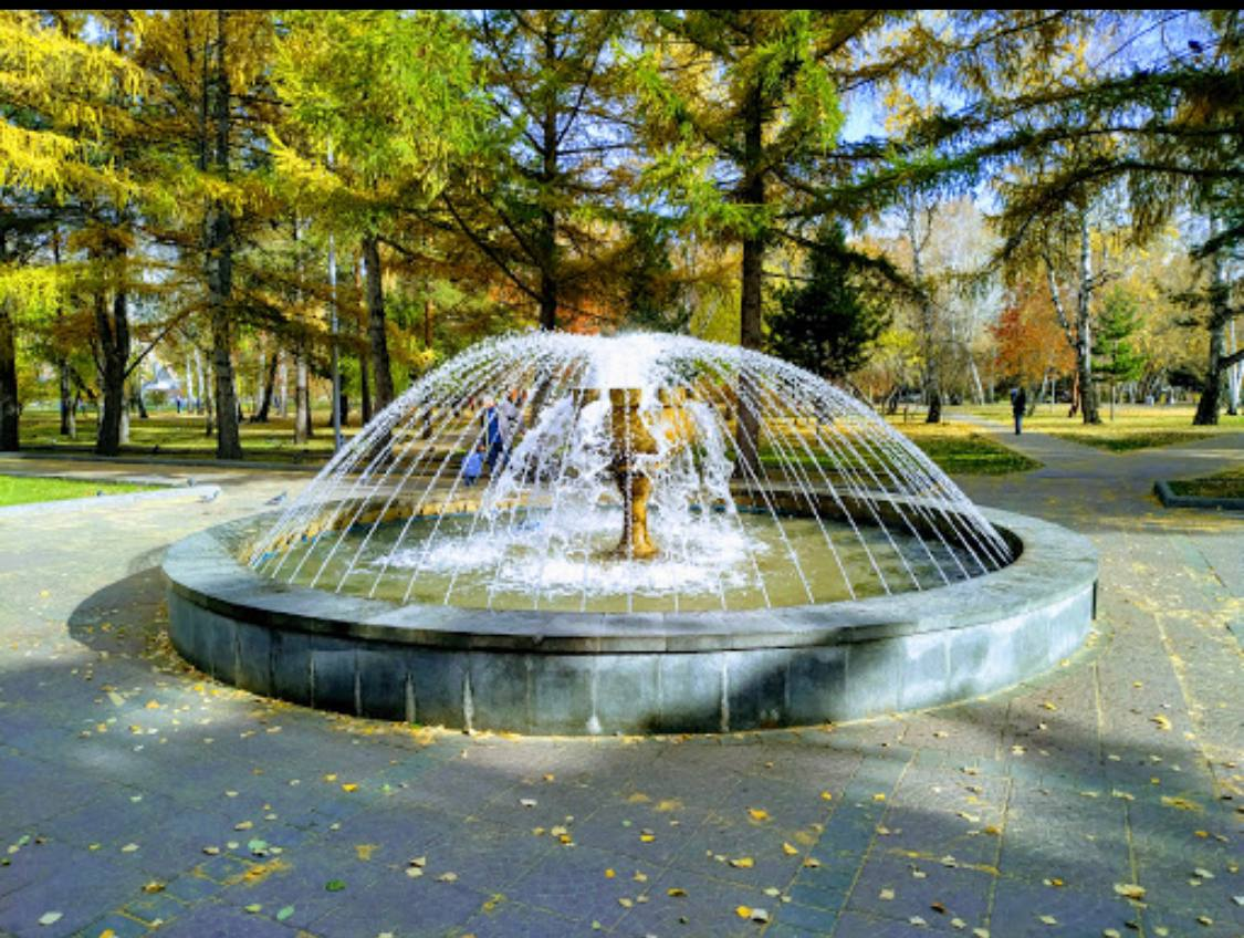 Парк гол. Нарымский парк Новосибирск. Нарымский сквер города Новосибирска. Новосибирск фонтан нарымскифбй. Нарымский сквер Новосибирск осень.