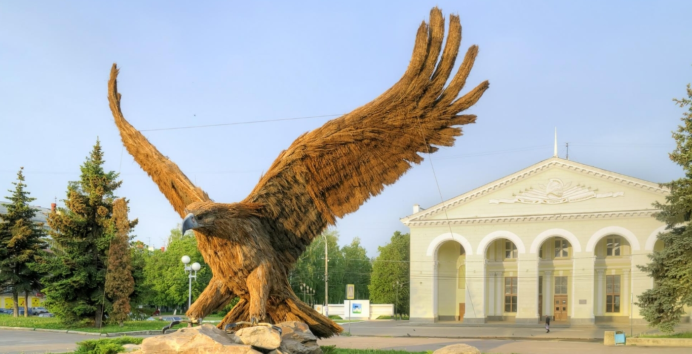Скульптура орла в городе Орел