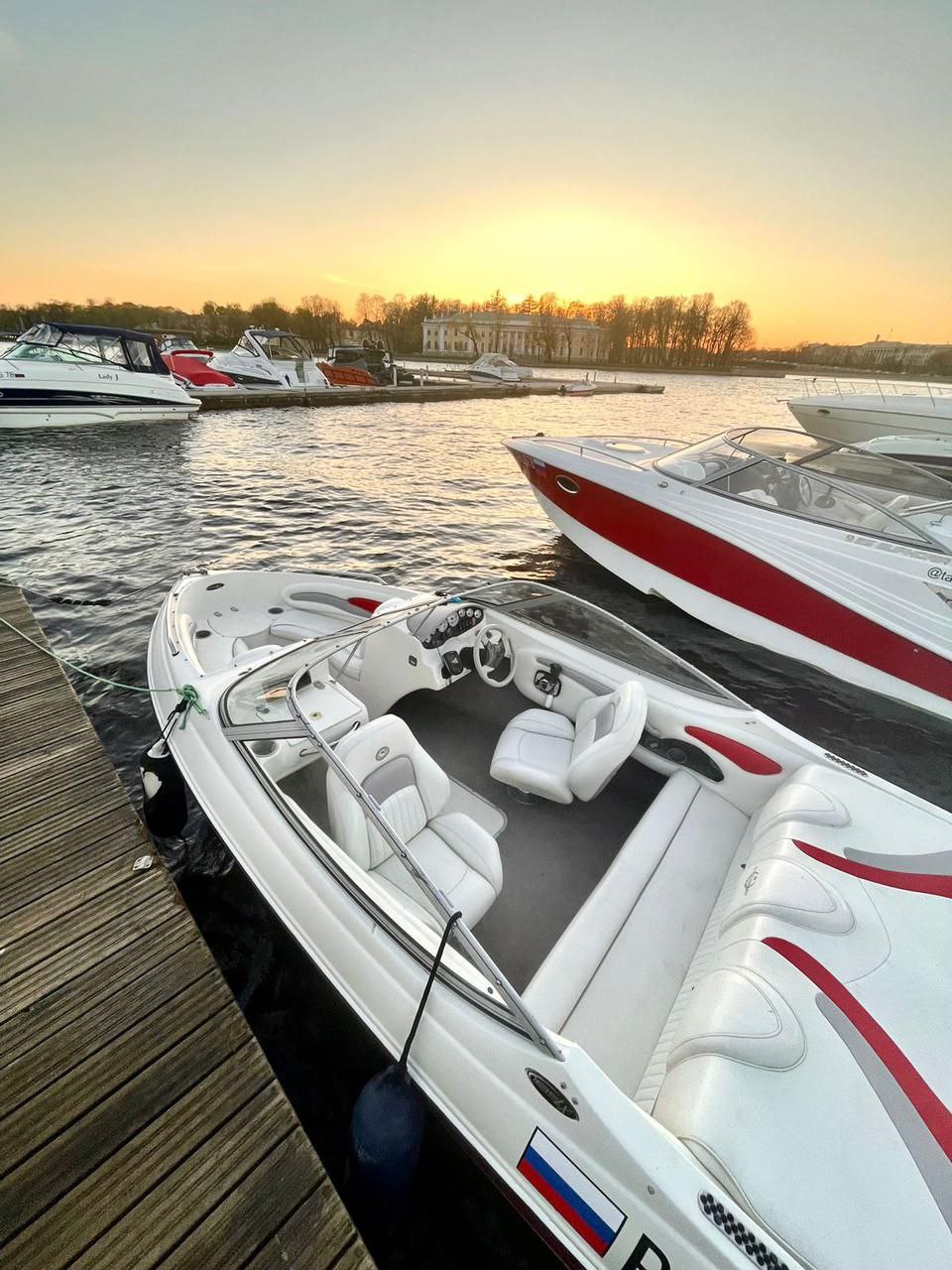 Романтическая прогулка на катере Stingray на закате в СПб