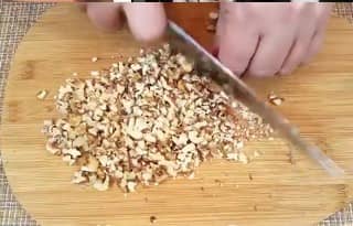 Приготовление салата из свеклы и селедки: шаг 4