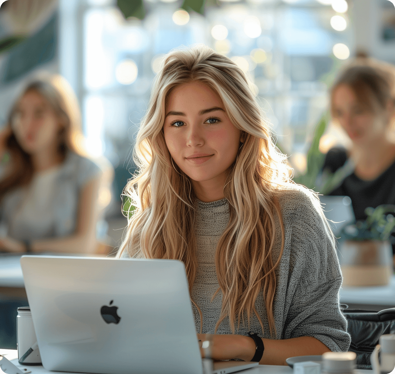 Молодая и счастливая девушка работает в студии на ноутбуке