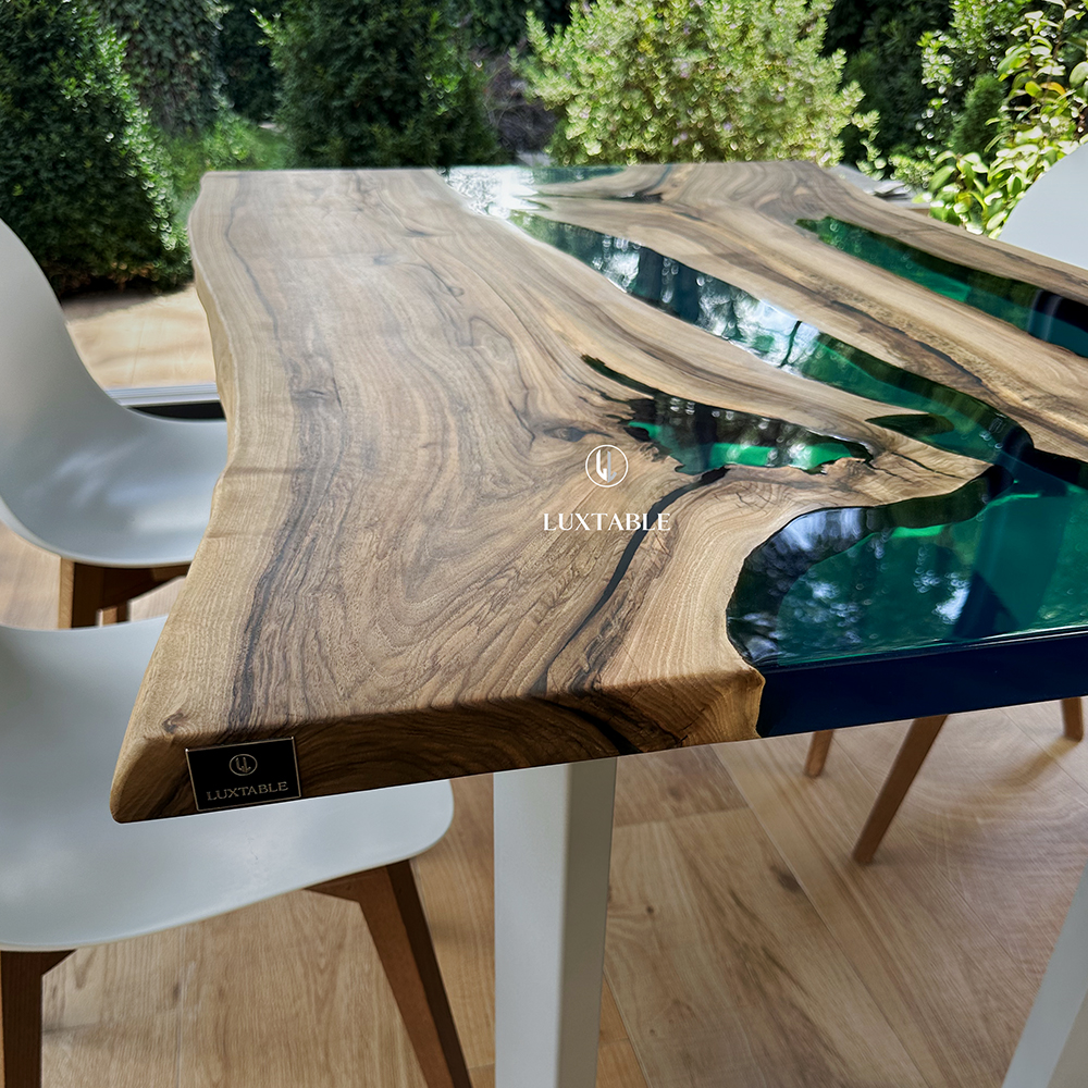 Epoxidharz Tische Alagoas aus europäischem Nussbaum und hellblauem Epoxidharz mit Metallic Effekt