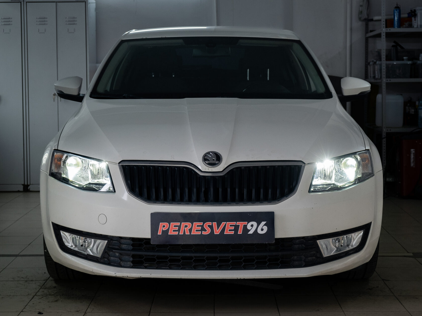 Škoda Octavia A7 — установка линз в рефлекторные фары