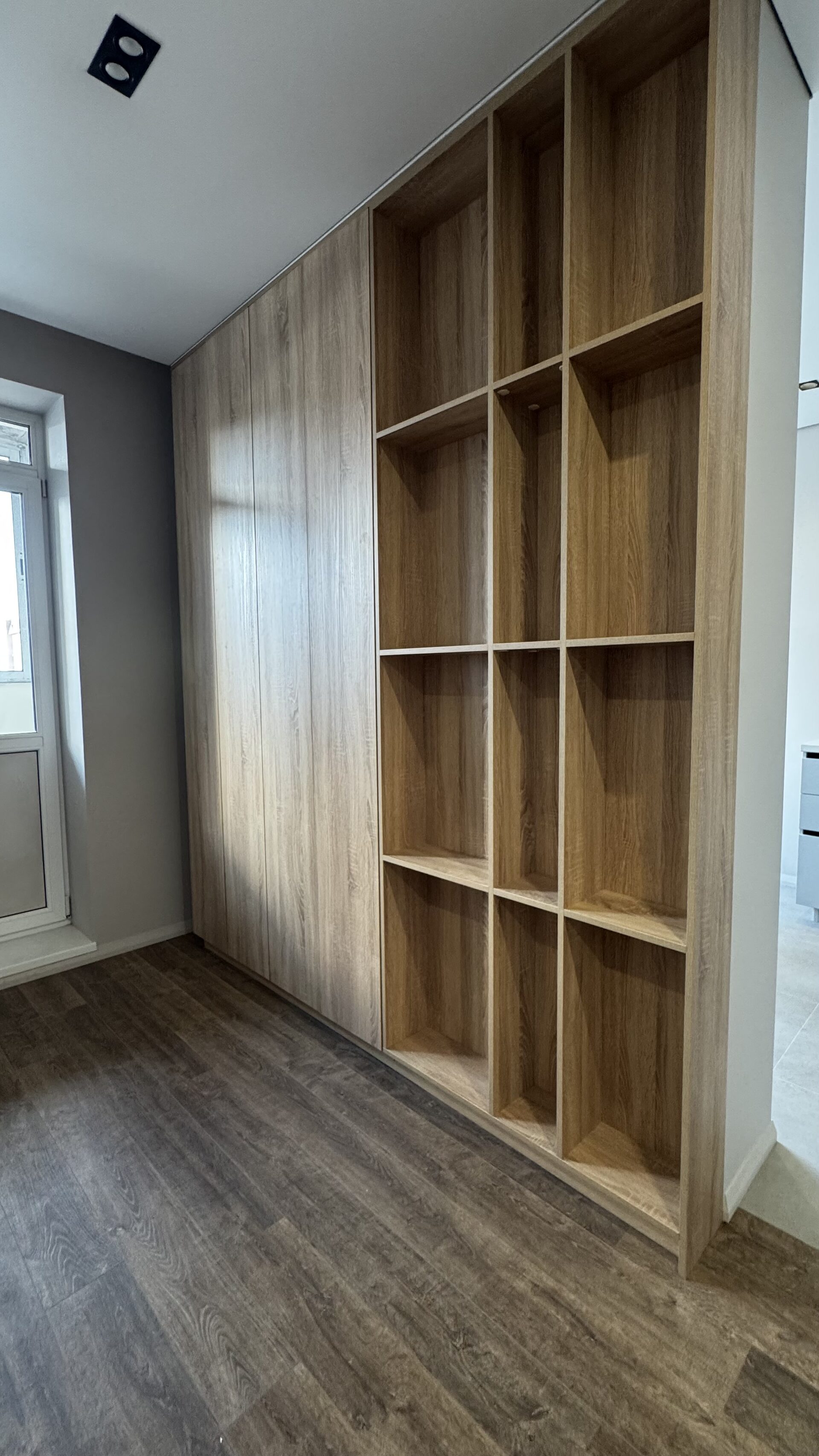 шкаф на заказ в зал с открытыми и закрытыми секциями